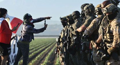Los trabajadores rurales responden al operativo de los agentes migratorios en una zona agrícola del sur de California.