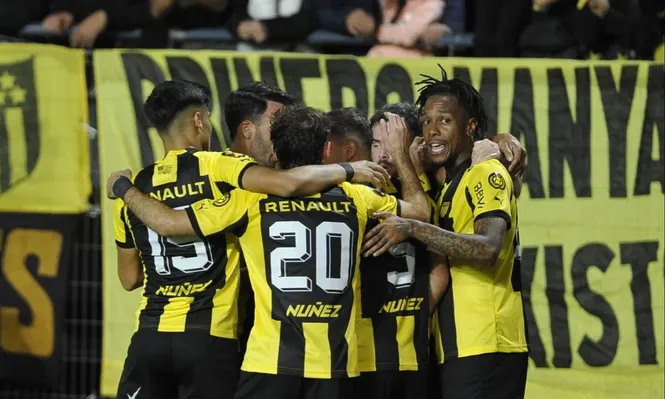 Abel Hernández y sus compañeros de Peñarol, celebran el 1-0 sobre Fénix