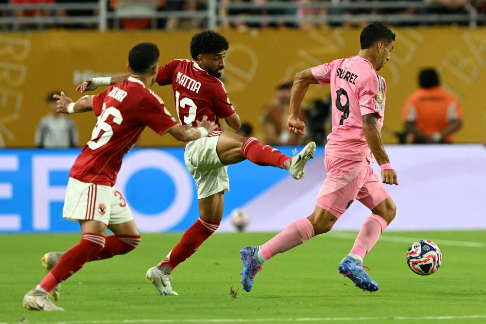 Ahmed Koka de Al Ahly pesigue a Luis Suárez de Inter Miami en el Mundial de Clubes