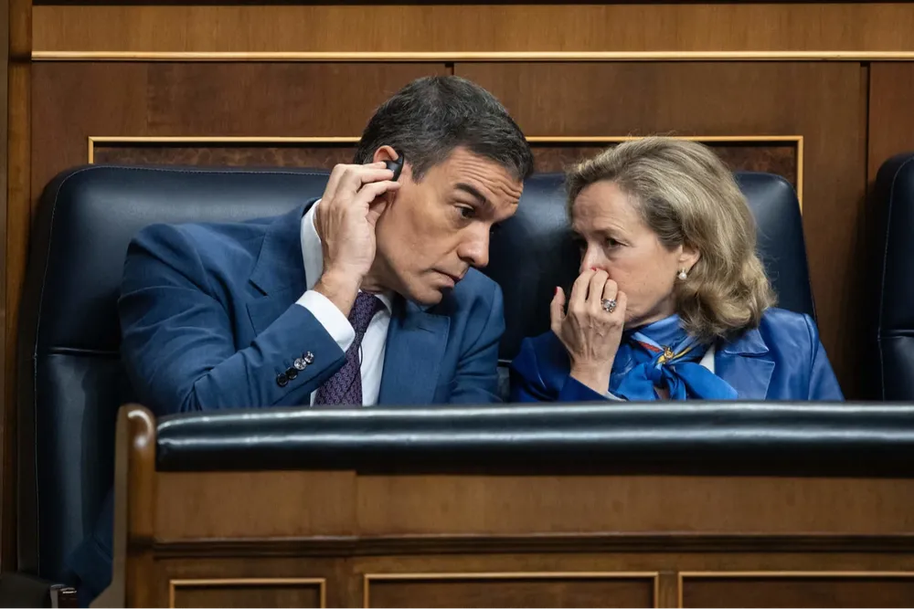 El presidente de España, Pedro Sánchez, y la titular del BEI, la ex ministra de economía Nadia Calviño.