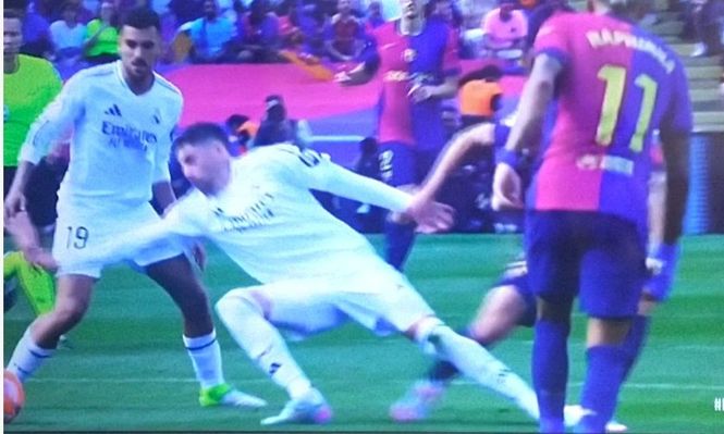 La rodilla derecha de Federico Valverde quedó enganchada y el jugador quedó tendido en el piso
