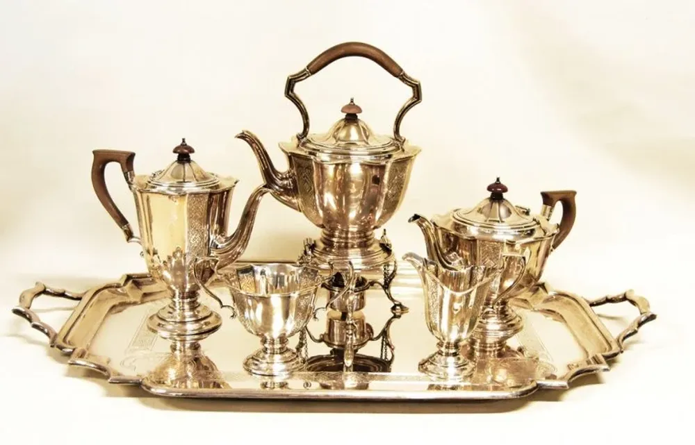 Un juego de té de plata inglesa que subastará la casa Arte & Alhajas