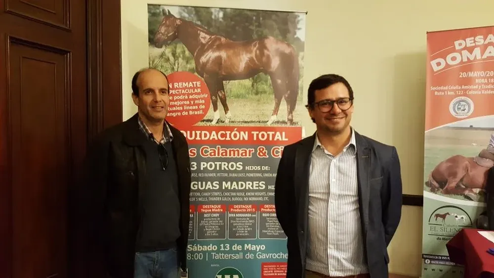 Pablo Morales, del haras Calamar & Cía, con el rematador Joaquín Abelenda