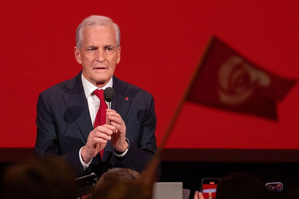 El líder laborista de Noruega, Jonas Gahr Støre, celebra su victoria electoral.