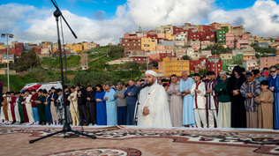 El Imán dirige la oración colectiva con motivo de la festividad del Aíd al-Fitr, en la explanada de Loma Colmenar en Ceuta.