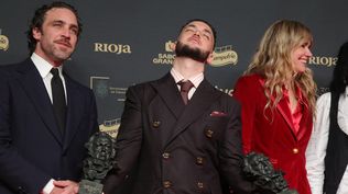 C. Tangana posa con los dos Goya que obtuvo en la premiación. EFE