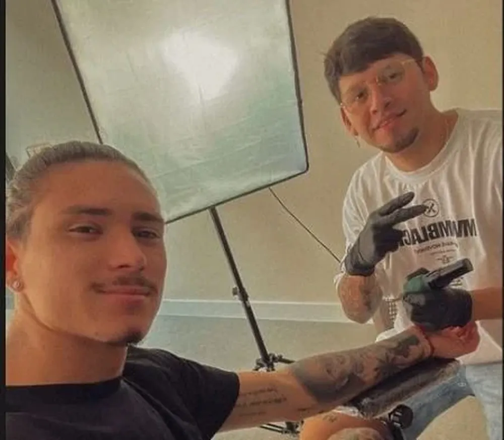 Darwin Núñez y su tatuador