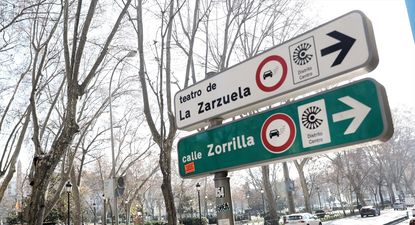 Varias señales de tráfico informan sobre la entrada en vigor de la Zona de Bajas Emisiones (ZBE).