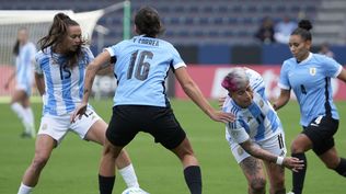 Alices Correa de Uruguay disputa el balón con Maria Bonsegundo y Yamila Rodríguez de Argentina por la Copa América femenina Alices Correa de Uruguay disputa el balón con Maria Bonsegundo y Yamila Rodríguez de Argentina por la Copa América femenina