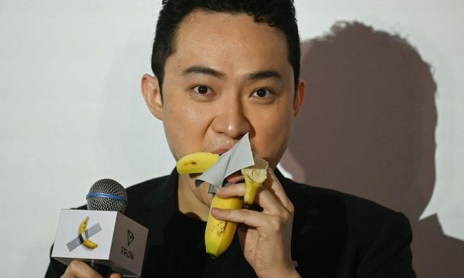 Justin Sun pagó US$6,2 millones por la obra de arte "Comedian".