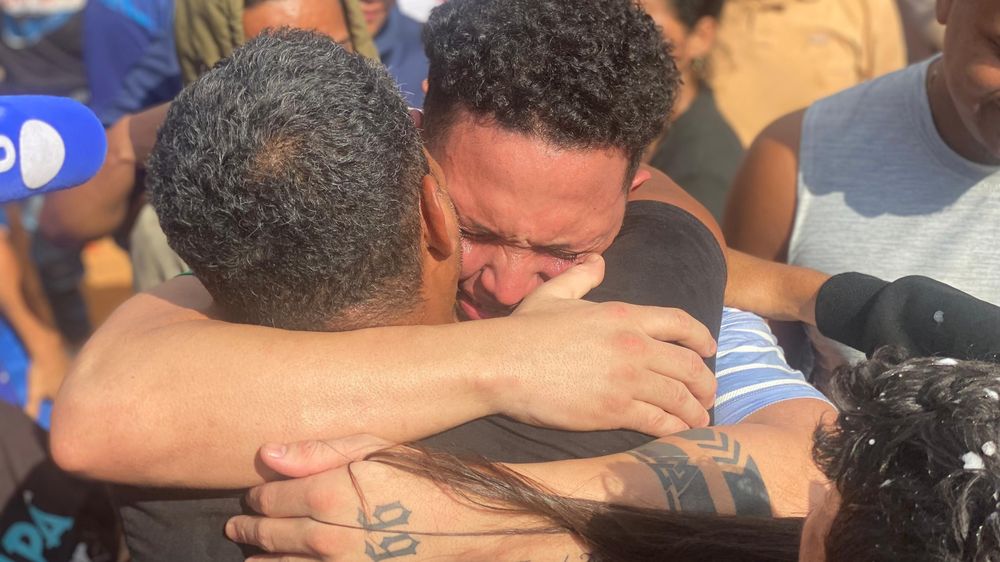 El joven venezolano Mervin Yamarte, repatriado a su nación tras estar preso en el CECOT de El Salvador por más de cuatro meses, llora al abrazar a un familiar en el barrio Los Pescadores, en Maracaibo.