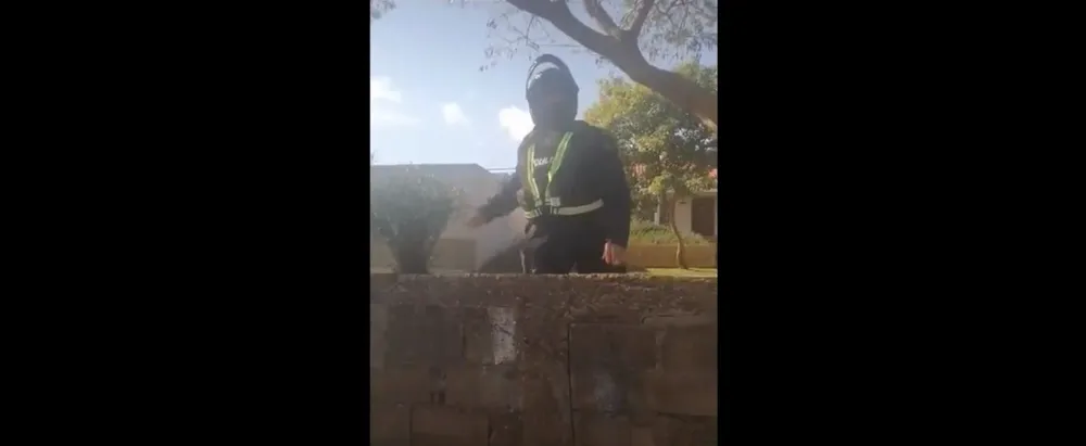 El agente le tiró el cascote a quien lo estaba filmando