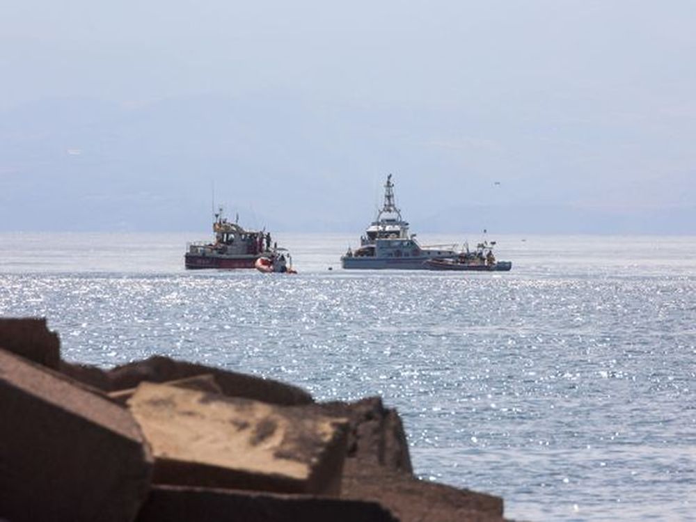 Bomberos y guardacostas buscan a los desparecidos del velero hundido frente a Porticello. EFE
