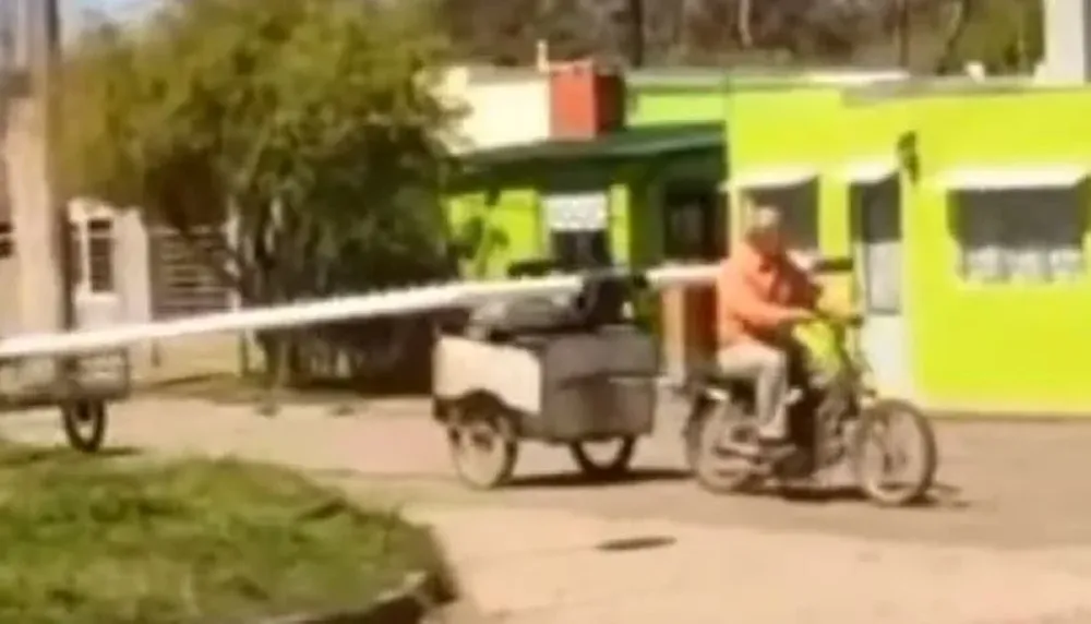 Así se trasladaron los dos arcos, de a uno a la vez, del club Barrio Viña de Sarandí Grande, Florida, a su nuevo complejo