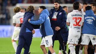 Camilo Cándido de Nacional trata de detener a Daniel Carreño en el final en el que hubo algunos insultos con jugadores de Deportivo Maldonado por el Torneo Clausura