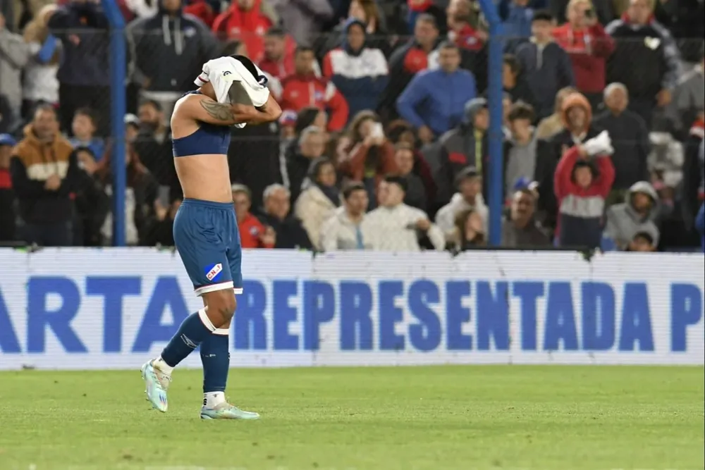 Rodríguez se dio cuenta tarde que el revoleo de camiseta le costó la roja