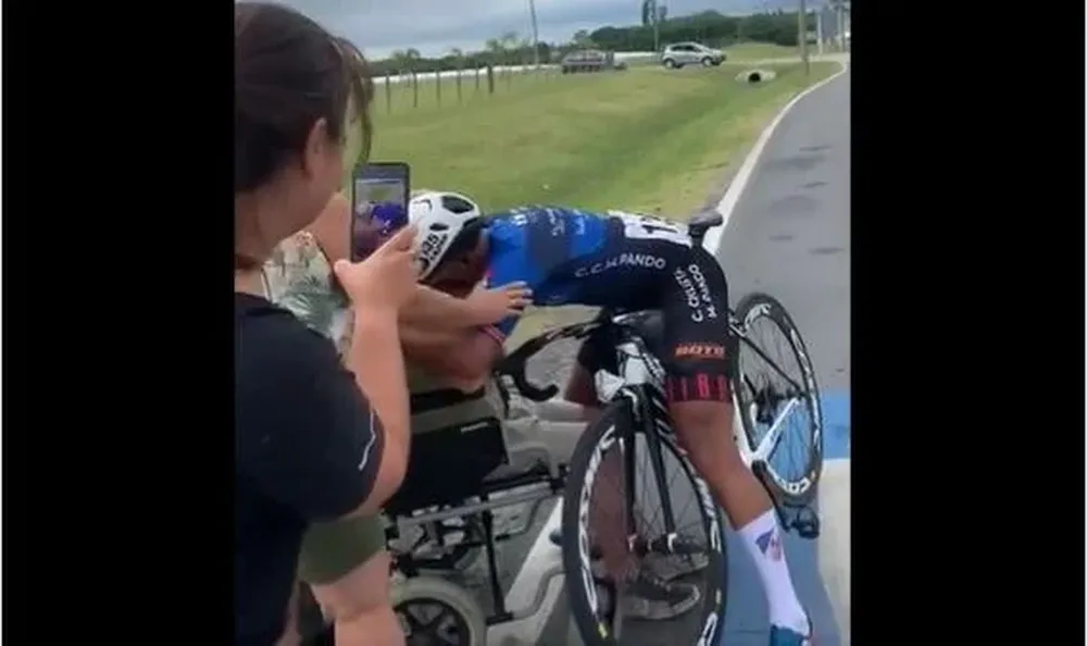 Gastón Rosadilla abraza a su tío