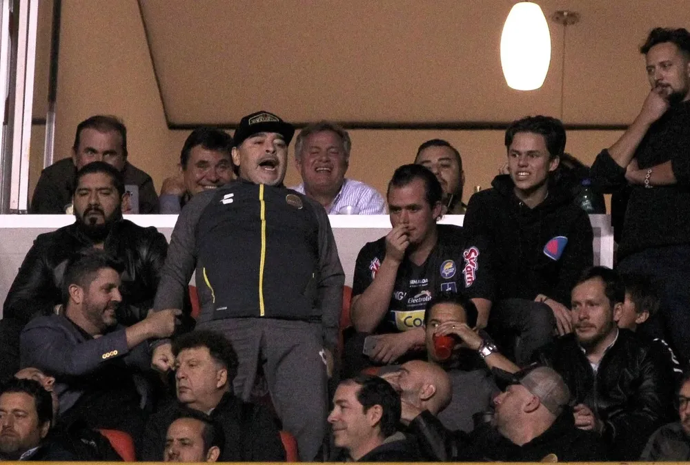 Maradona lo tuvo que ver en la tribuna