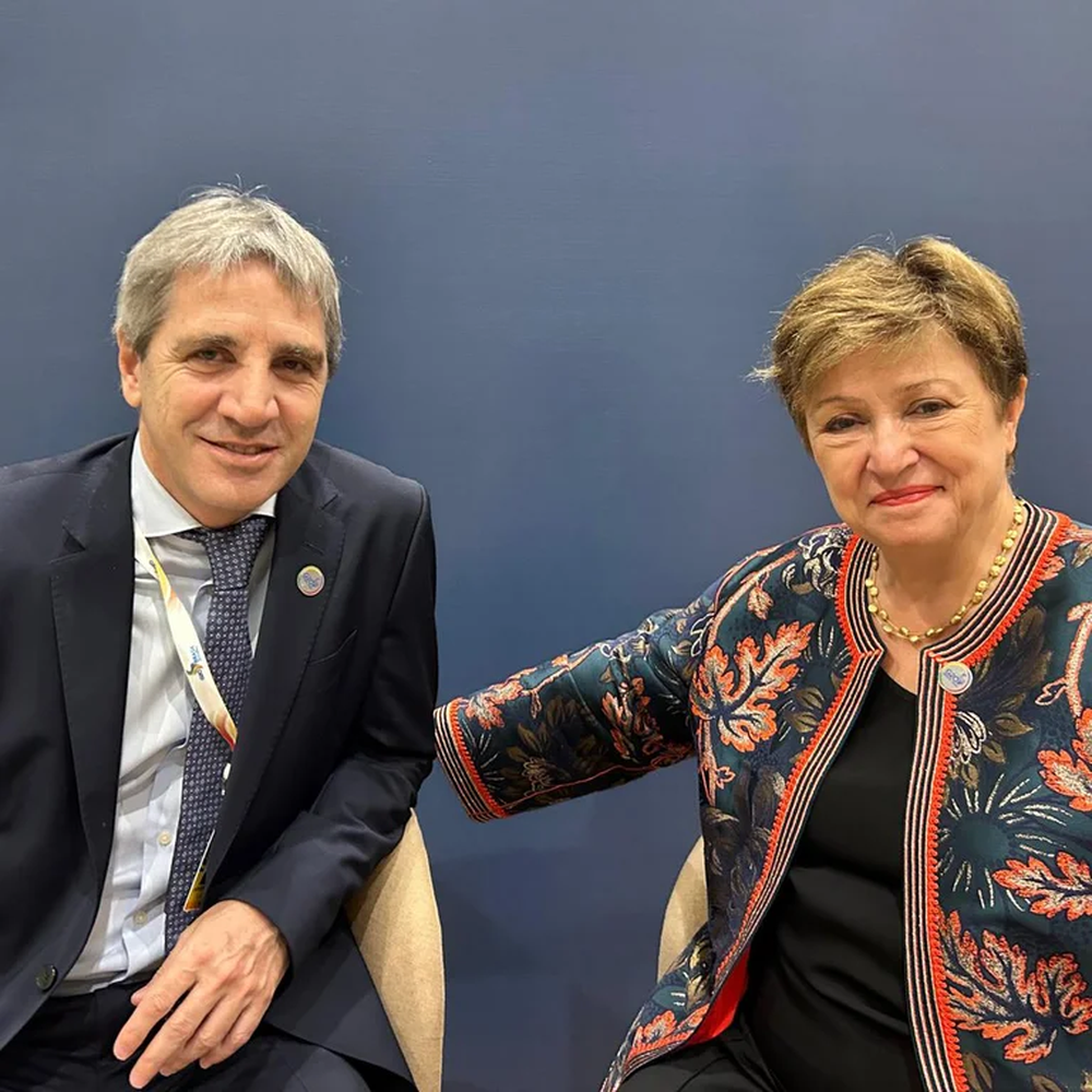 Luis Caputo junto a Kristalina Georgieva, la titular del FMI