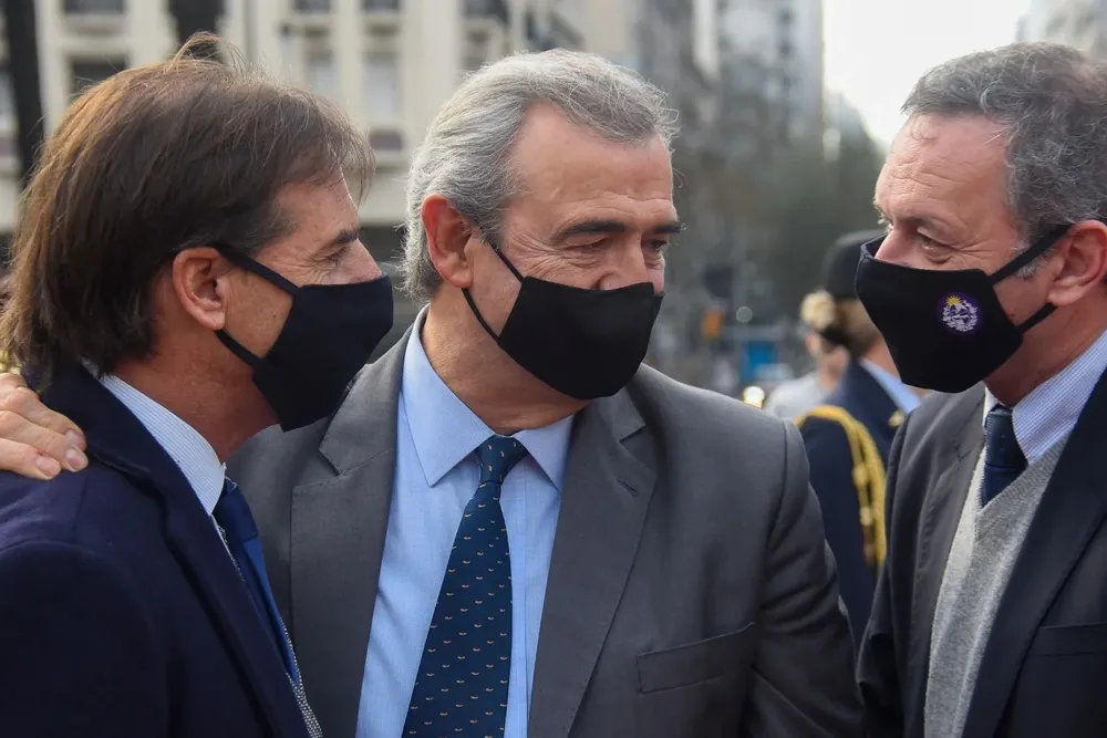 Archivo. Luis Lacalle, Jorge Larrañaga y Álvaro Delgado durante la conmemoración por el natalicio de Artigas