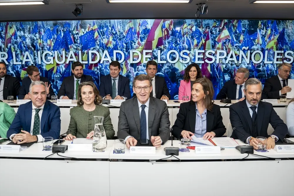 El coordinador general del PP, Elías Bendodo; la secretaria general del Partido Popular, Cuca Gamarra; el líder del PP, Alberto Núñez Feijóo; la vicesecretaria de Organización Territorial del PP, Carmen Fúnez, y el vicesecretario de Economía del PP, Juan Bravo, durante la Junta Directiva Nacional del Partido Popular.