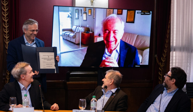 En la última semana, Kliksberg obtuvo el reconocimiento doctor honoris causa por la Universidad de la República (Udelar).