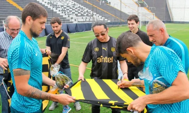 Aguiar, Leyes y Aguirregaray festejaron con hinchas de Peñarol