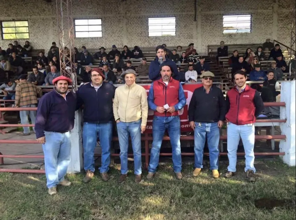 El equipo de Zambrano & Cía en el local de la Rural de Paysandú