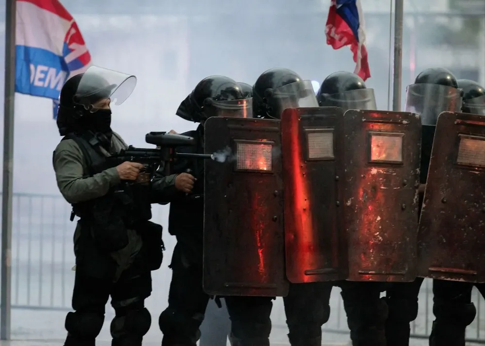 La policía choca con los manifestantes durante una protesta contra el alto costo de los alimentos y la gasolina en la Ciudad de Panamá, el 20 de julio de 2022.