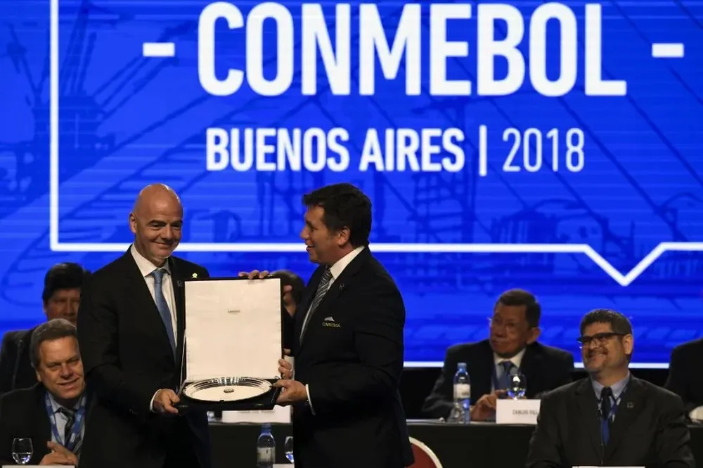 Infantino y Domínguez en el Congreso de Conmebol en Buenos Aires