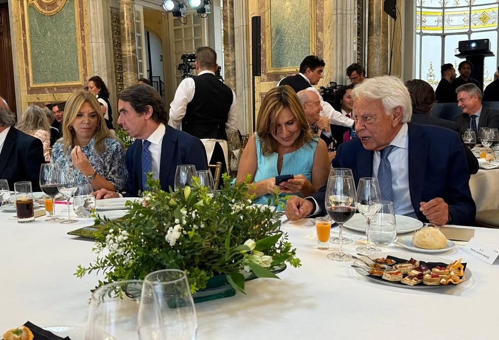 Felipe Gonzalez y José María Aznar, junto a las empresarias de CEAPI, Bettina Bulgheroni y Núria Vilanova.