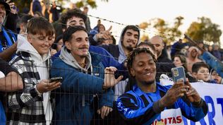 Abel Hernández se tomó una selfie con los hinchas de Liverpool tras ganar el título del Torneo Apertura