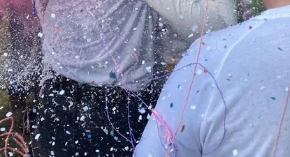 Dos exestudiantes de medicina se abrazan celebrando su título