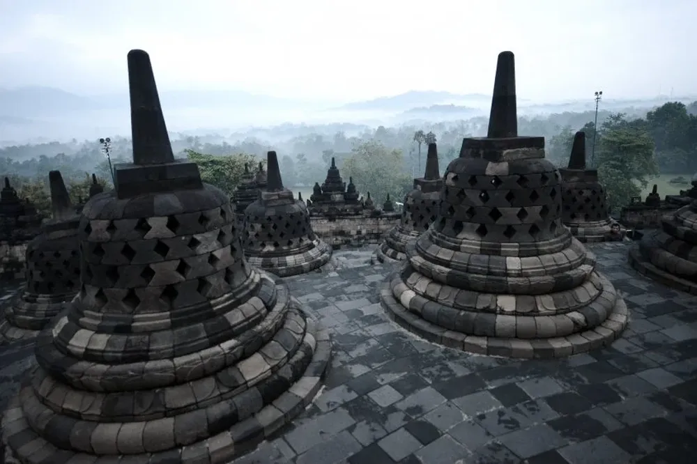 El monumento cuenta con seis plataformas cuadradas coronadas por tres circulares