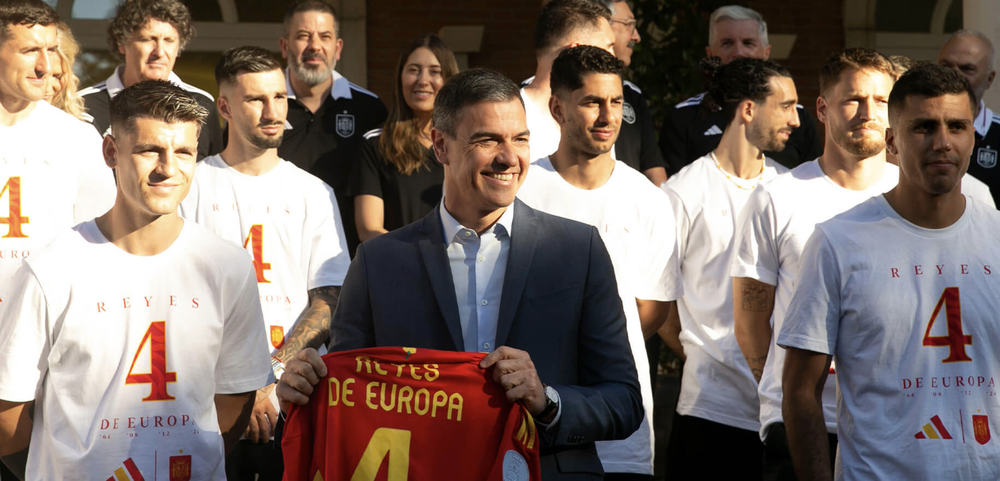 Pedro Sánchez con los jugadores de España celebrando la Eurocopa en 2024. 