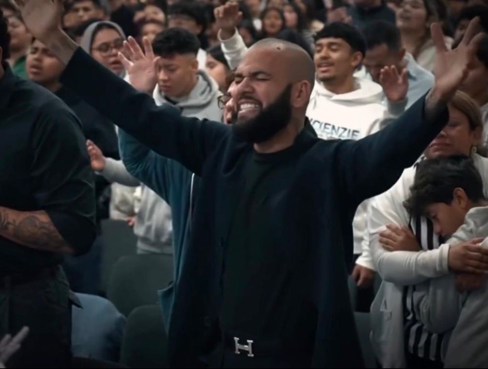 Dani Alves, predicando en una iglesia de Girona. (IGlucasfilms_audiovisual)