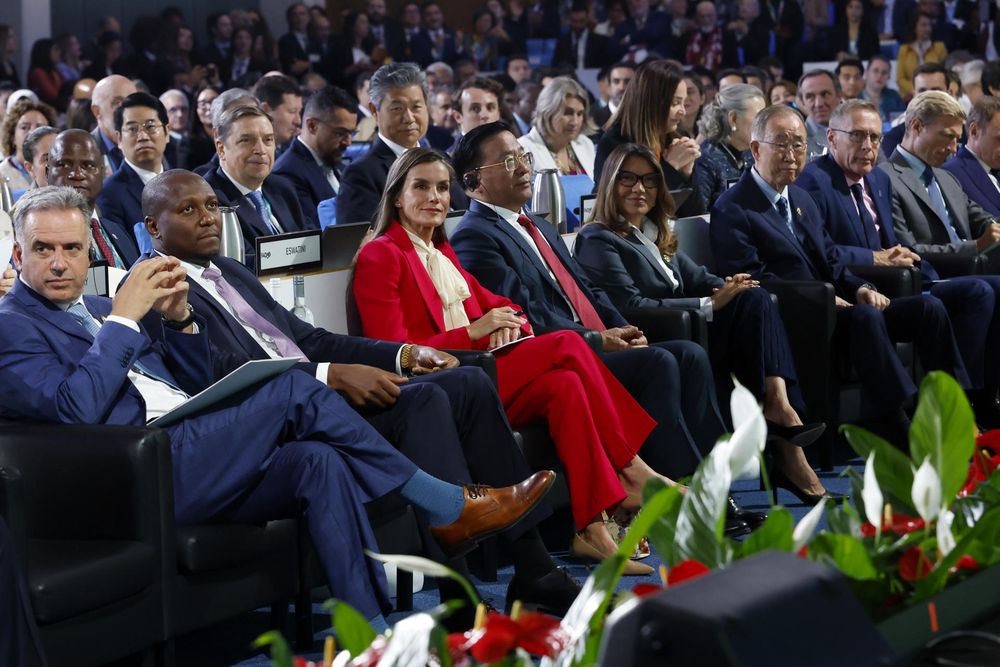 La reina Letizia y el presidente Yamandú Orsi escuchan el discurso del papa León XVI en las FAO.&nbsp;
