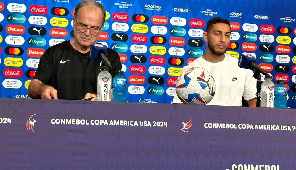 Marcelo Bielsa y Sebastián Cáceres de la selección de Uruguay en conferencia de prensa en la Copa América 2024