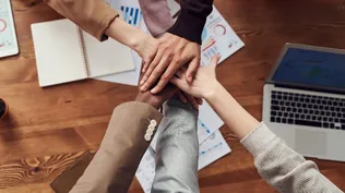 Equipos de trabajo se desarrollan fuera de la oficina para mejorar su trabajo en equipo en la empresa
