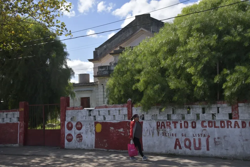 Fachada del viejo cine de Piedras Blancas, sobre José Belloni