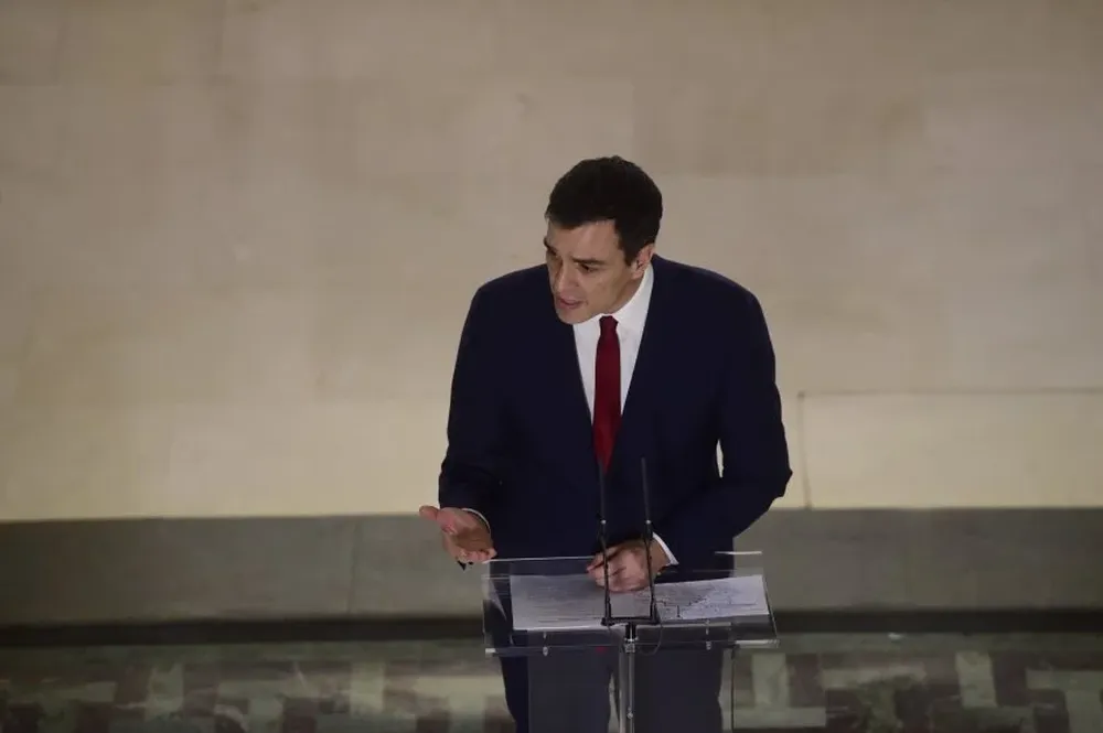 Pedro Sánchez presenta hoy su programa de gobierno y mañana buscará el apoyo de al menos 176 legisladores.