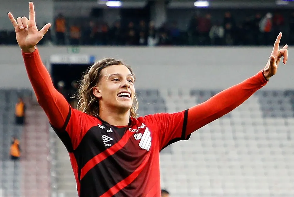 Canobbio volvió a anotar en el Furacao