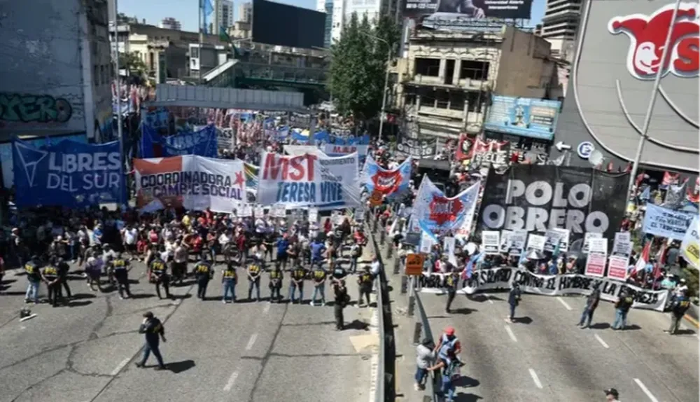 Piqueteros en tren y en subte