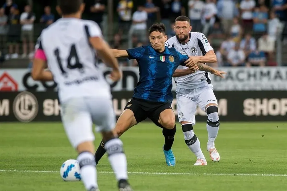 Martín Satriano debutó con el Inter en el duelo ante Genoa
