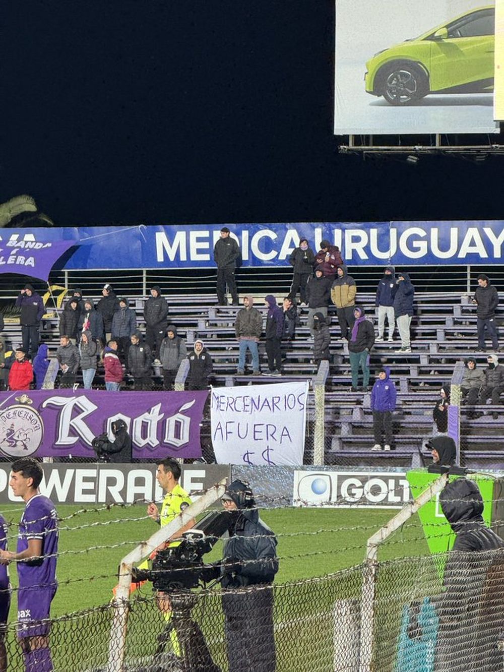 La dura bandera contra Maxi Gómez que apareció en la hinchada de Defensor Sporting La dura bandera contra Maxi Gómez que apareció en la hinchada de Defensor Sporting