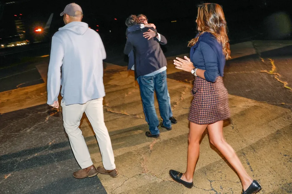 Siamak Namazi se abraza con su familia en la pista del aeropuerto de Fort Belvoir, Virginia, donde aterrizó el avión que trajo a los cinco liberados por Irán