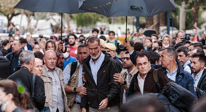 El video que muestra al Rey Felipe VI calmando a los vecinos de Paiporta afectados por la DANA
