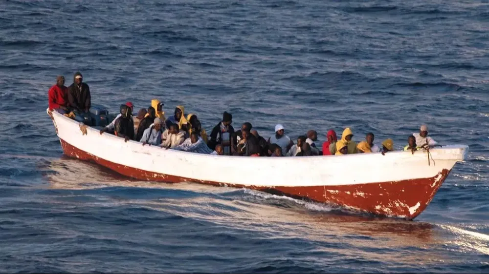 Imagen de archivo de la llegada al muelle grancanario de Arguineguín de un cayuco con migrantes
