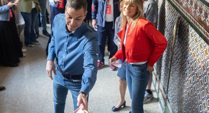 El presidente Pedro Sánchez acude a votar junto a su esposa, Begoña Gómez