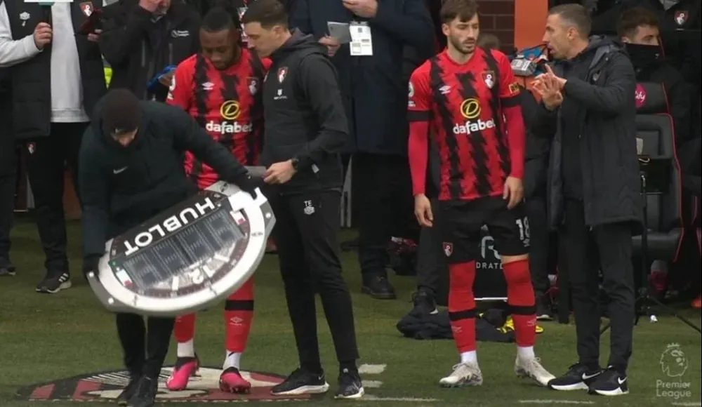 Matías Viña ingresó a los 87 minutos en Bournemouth ante Liverpool